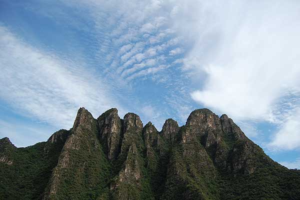 京郊旅游 京郊玩水 龟寿山:在眼前的状似大三角形的山峰上,由上至