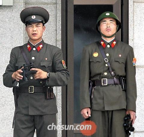 朝鲜士兵不戴传统人民军帽改戴钢制头盔图