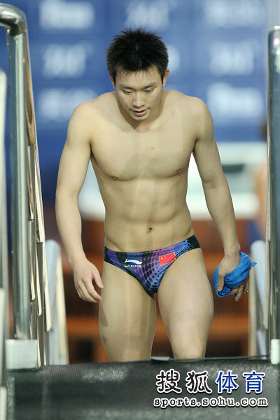 图文:跳水世界杯男双3米板 罗玉通走上跳板