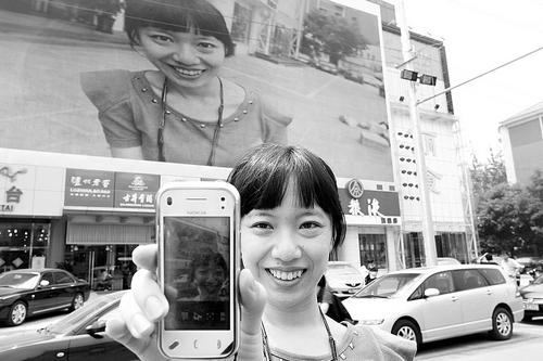 北京朝内大街放大屏幕 百姓交钱可播放自己照片