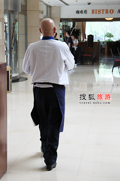 人物:tony 北京丽亭华苑酒店行政总厨 tony的背影很帅; 光头背影