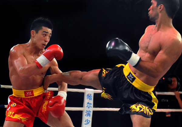 散打对抗赛展开激战,在男子70公斤级比赛中,中国选手张勇经过三个回合