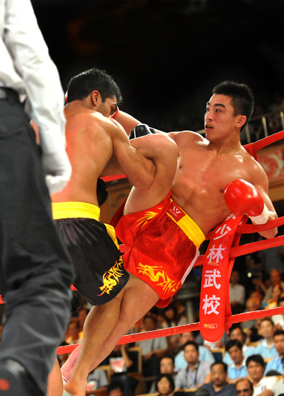 散打对抗赛展开激战,在男子70公斤级比赛中,中国选手张勇经过三个回合