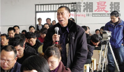 在民主恳谈会上,温岭泽国镇一个民众代表发言.泽国镇供图