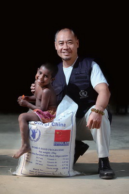 李宁作为联合国世界粮食计划署反饥饿亲善大使，到孟加拉捐赠