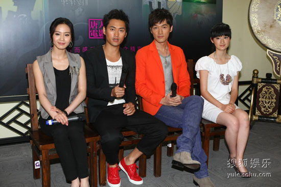 图:四名艺人排排坐 正式续签唐人电影公司