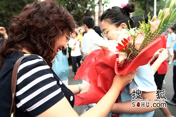 6月8号2010全国高考结束:家长给考生送鲜花