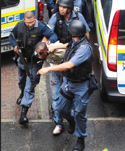 街头抢劫运钞车歹徒冒充警察 南非安全让人震