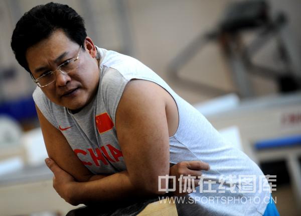 图文:中国举重队在北京集训 教练马文辉