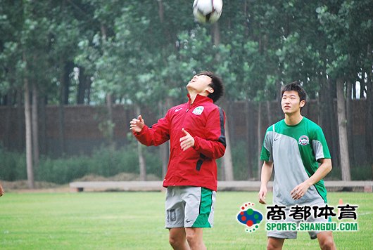 图文:河南队集结备战 陆峰秀球技