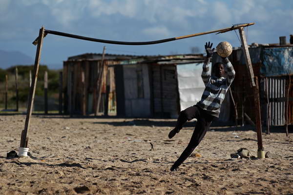 幻灯:南非儿童热盼世界杯 支起木球门赤脚射门