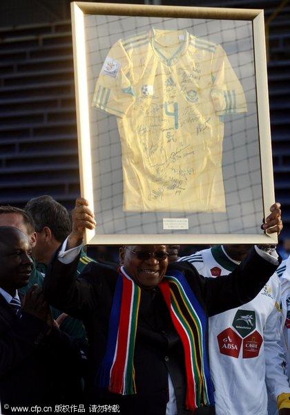 南非总统获赠全员签名球衣