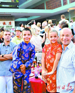 2009年中国农历新年,南非约翰内斯堡的两名当地儿童穿上中式服装,中国和南非的渊源已久。
