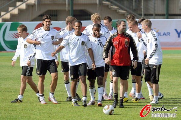 图文：德国队轻松备战世界杯  带球训练