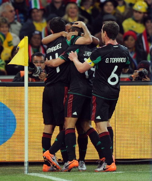 图文:2010南非世界杯揭幕战 墨西哥进球后庆祝