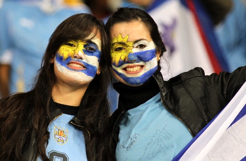 图文:乌拉圭队VS法国队 两位女球迷很热情