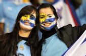 图文：乌拉圭队VS法国队 两位女球迷很热情