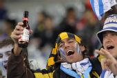 图文：乌拉圭队VS法国队 众多球迷饮酒狂欢