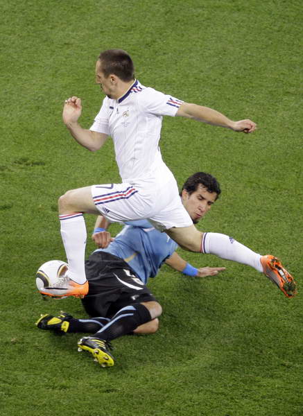 图文:法国队VS乌拉圭队 里贝里过人势不可挡-
