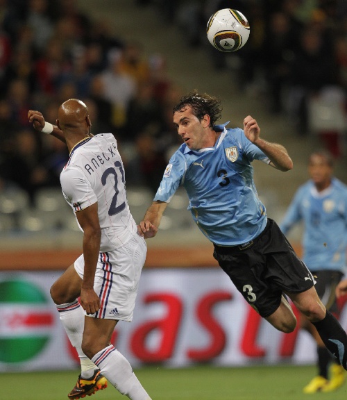 图文:小组赛法国首战乌拉圭 阿内尔卡躲避对手