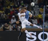 图文：法国战平乌拉圭 卢加诺和对手争抢头球