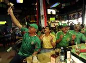 图文：墨西哥球迷观看揭幕战 为球队呐喊助威