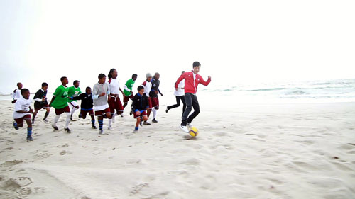 李健在南非与孩子们踢球同乐