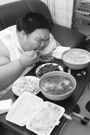 225公斤中国第一胖入院治疗 乘用专梯(图)
