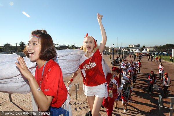 美女:韩国战希腊球迷比基尼v美女美女敲锣打鼓动漫控幻灯图片
