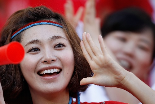 图文:小组赛韩国首战对阵希腊 红魔女球迷呼喊