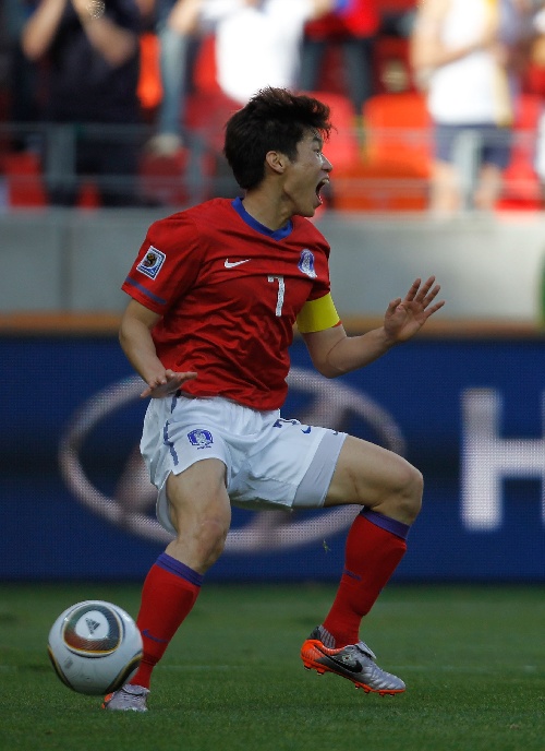 图文:小组赛韩国首战对阵希腊 曼联球星朴智星