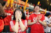 幻灯：韩国球迷集体观战 现场再现“红魔”景观