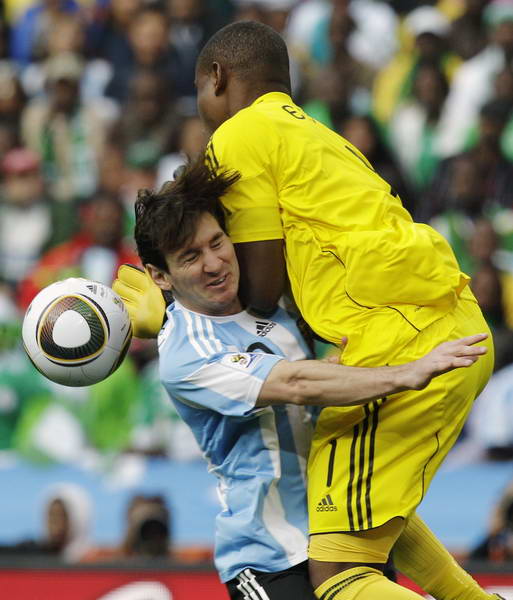 图文:阿根廷VS尼日利亚 梅西与守门员撞在一起