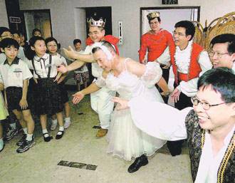 男校长穿芭蕾舞裙跳天鹅湖娱乐学生被批(图)