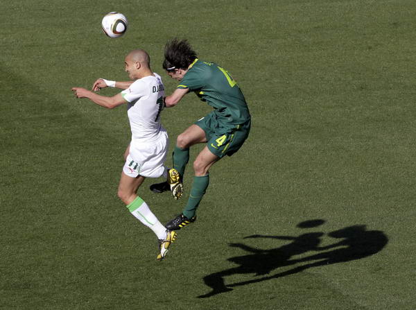 图文：阿尔及利亚0-1斯洛文尼亚 双方拼抢