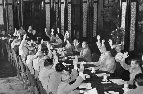 1954年6月14日 新中国第一部宪法草案通过并