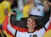 幻灯：小组赛德国PK澳大利亚 美女球迷现场助阵