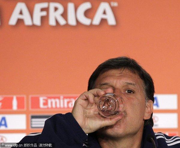 图文:巴拉圭备战2010世界杯 主教练马蒂诺
