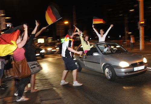 图文：德国球迷酷爱飙车庆祝 两美女欢呼