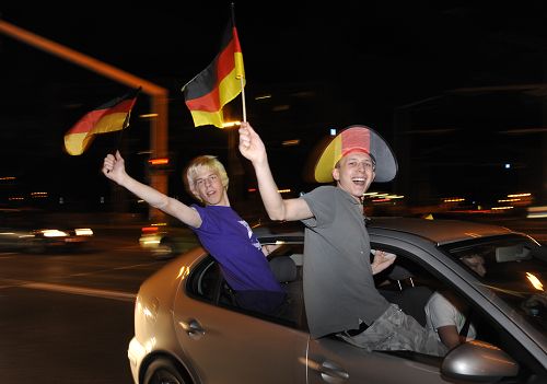 图文：德国球迷酷爱飙车庆祝 兴奋球迷不惧危险