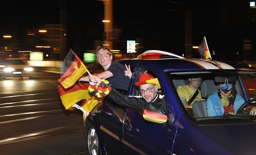 图文：德国球迷酷爱飙车庆祝 这车有点挤
