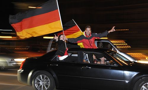 图文：德国球迷酷爱飙车庆祝 高举德国国旗