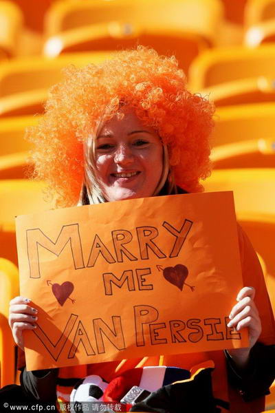 幻灯:荷兰丹麦球迷怪异着装 工人帽头顶郁金香