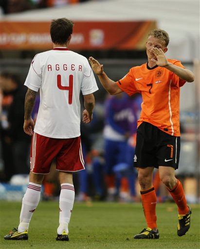 图文：荷兰2-0战胜丹麦 库伊特安慰对手