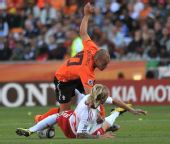 图文：荷兰队战胜丹麦队 斯内德拼抢