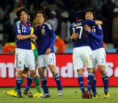 图文：日本一球小胜喀麦隆 日本队球员庆祝
