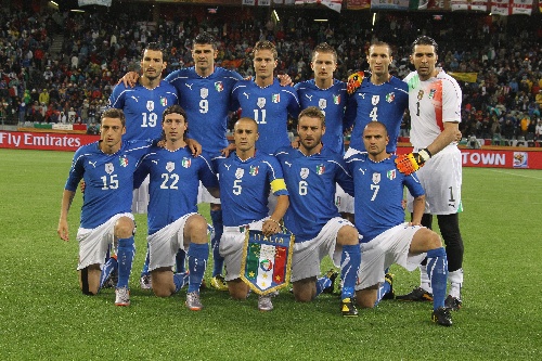 图文:意大利vs巴拉圭+意大利队首发阵容合影