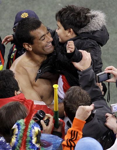 图文：意大利战平巴拉圭 阿尔卡拉兹抱起小球迷