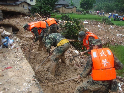 6月15日,武警梧州市支队官兵在苍梧县沙头镇双尚村山体滑坡现场搜寻图片