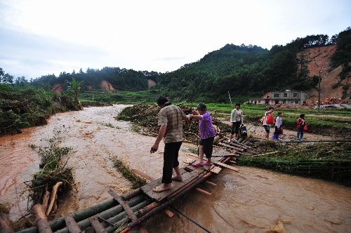 6月15日,在广西苍梧县沙头镇双尚村,受灾群众在紧急转移.图片